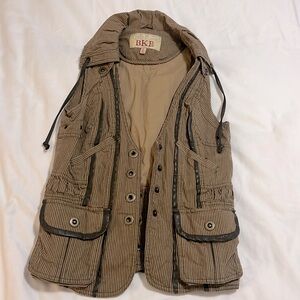 BKE Vest. Brown/tan. Small